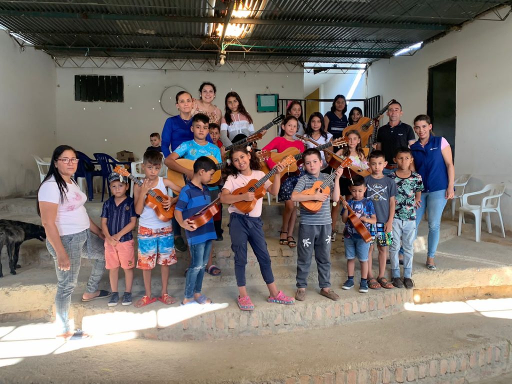 Niños de la región del Catatumbo, reciben instrumentos musicales para el fortalecimiento de la cultura, en Artesanos de Paz UNIMINUTO