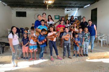 Niños de la región del Catatumbo, reciben instrumentos musicales para el fortalecimiento de la cultura, en Artesanos de Paz UNIMINUTO